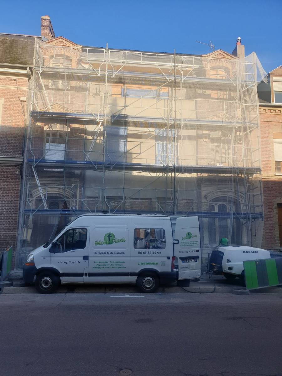 Location d'échafaudage pour rénovation de façade d'immeuble à Lisieux (14)