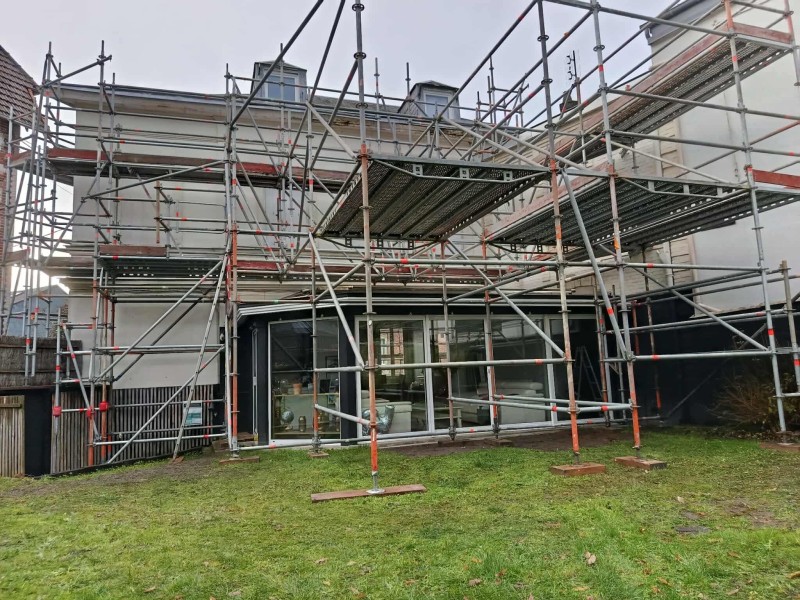 Échafaudage technique à Rouen : intervention sécurisée pour la rénovation d’une façade au-dessus d’une véranda