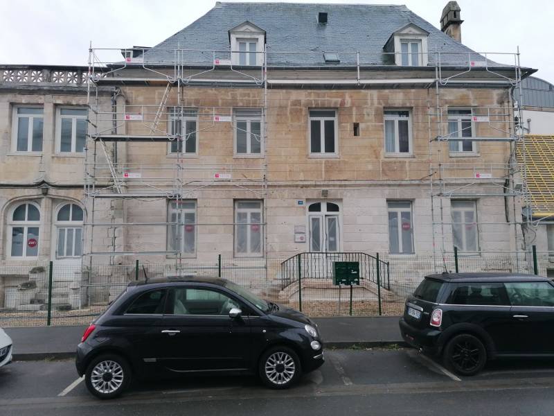 Aérogommage d'une façade en pierre blanche et briques rouge