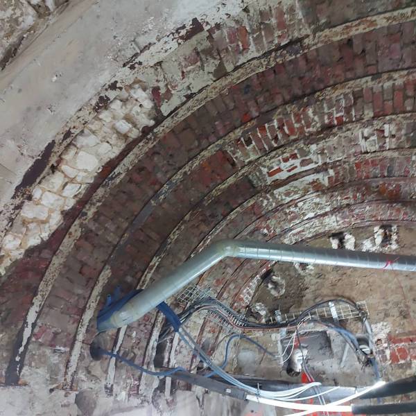 Décapage de briques peintes