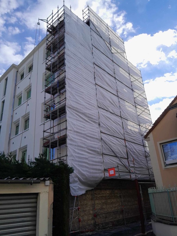 Société de location d'échafaudage pour travaux d'isolation ou de ravalement de façade pour immeuble à Deauville (14) dans le Calvados