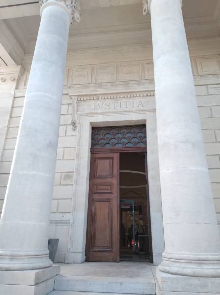 Décapage par aérogommage des façades en pierre du tribunal de Louviers (27) Haute Normandie.