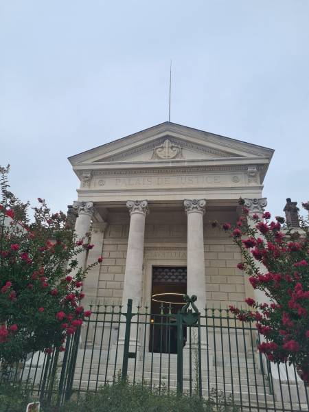 Décapage par aérogommage des façades en pierre du tribunal de Louviers (27) Haute Normandie.