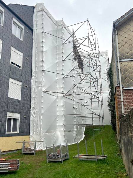 Installation de protections thermocollées sur les échafaudages