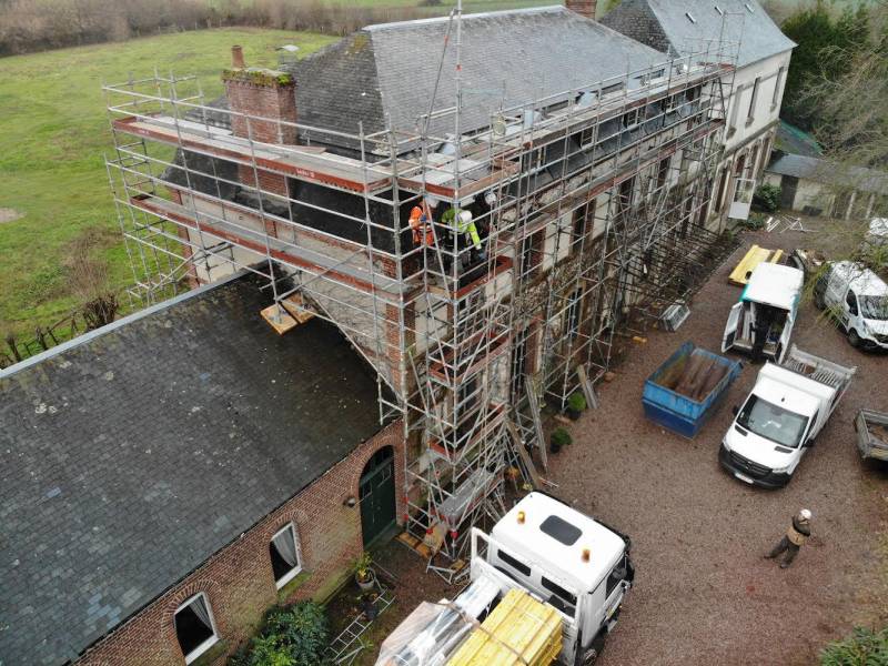 Location et montage d'un échafaudage pour les travaux de couverture au Gîte du Pensionnat à Asnières en Normandie