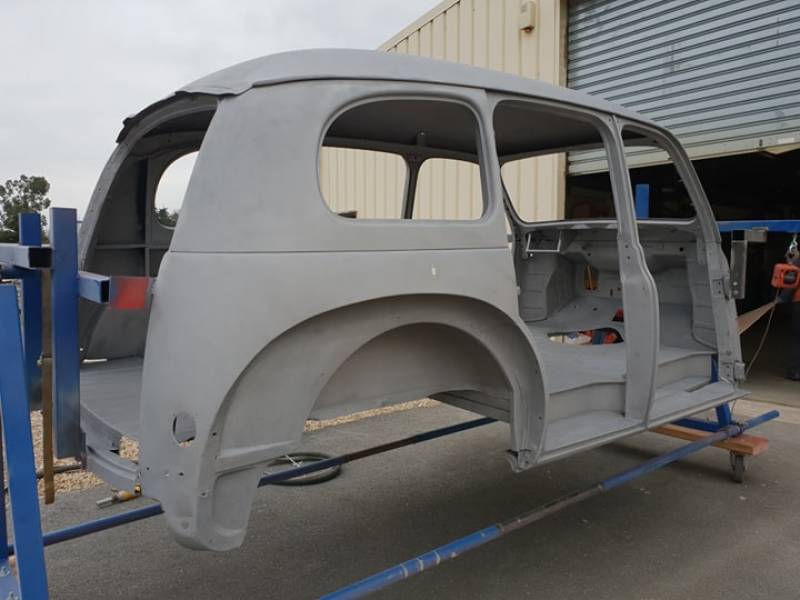 Décapage par aérogommage de la carrosserie d'une Renault Prairie