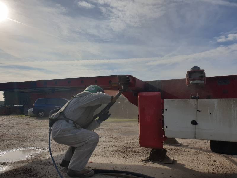Décapage en cours d'un porte containers