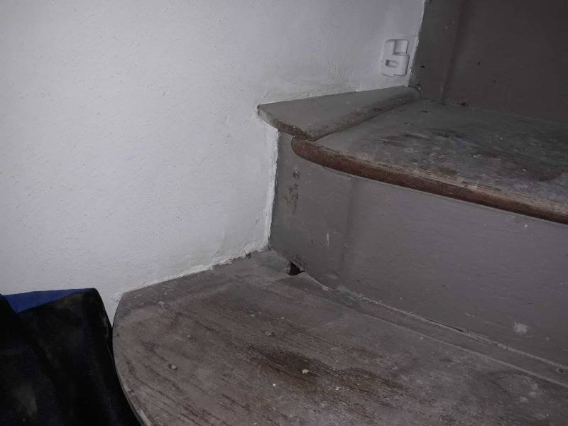 Marche d'un escalier avant décapage a