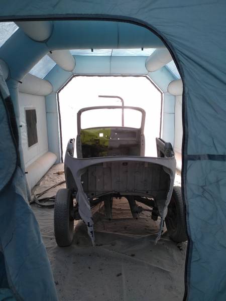 Décapage d'une carrosserie dans unecabinet de décapage gonglable en extérieur