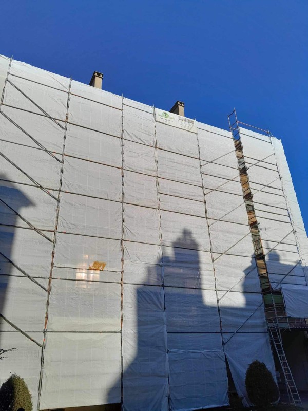 Quel échafaudage choisir pour des travaux d’isolation extérieure de copropriété en centre-ville ?