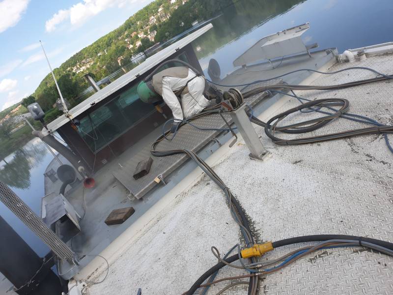 Décapage par aérogommage d'un pont de péniche