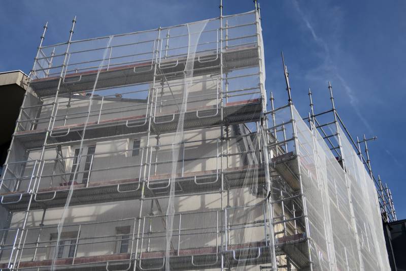 Louer un échafaudage pour des travaux de rénovation ou d'isolation de façade avec Décap'flash NES près de Le Bec-Hellouin (27)