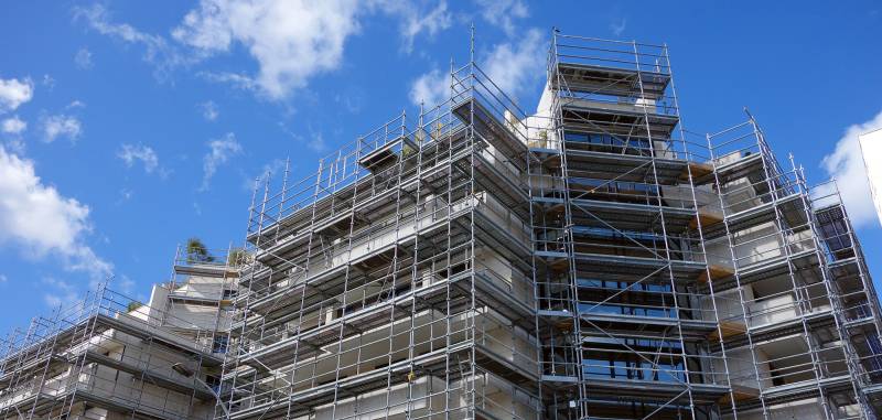 Trouver une entreprise spécialisée en pose d'échafaudage pour travaux de ravalement de façade d'immeuble près de Cléon