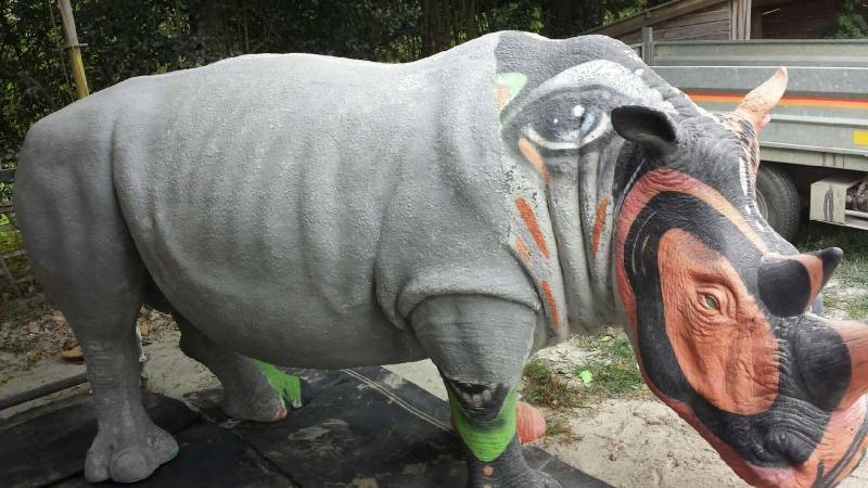 Décapage d'un rhinocéros en résine
