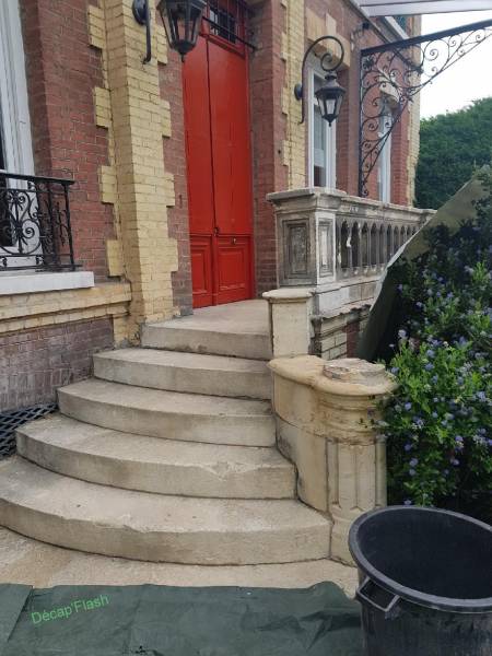 Préparation pour le décapage d'un perron en pierre blanche