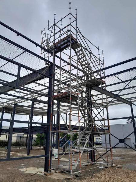 Location et montage d'échafaudage sur structure métallique pour construction de bâtiment professionnel