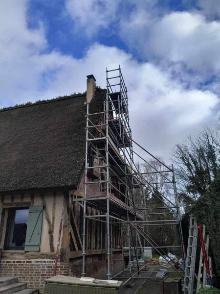 Echafaudage installé sur une maison normande avec mur irrégulier non droit 