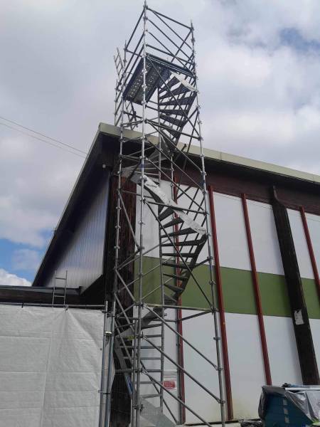 echafaudage avec tour d'accès pour travaux de couverture