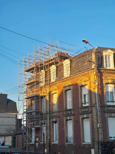 Location et montage d'échafaudage sur une maison en briques rouges pour travaux de rénovation près de Rouen