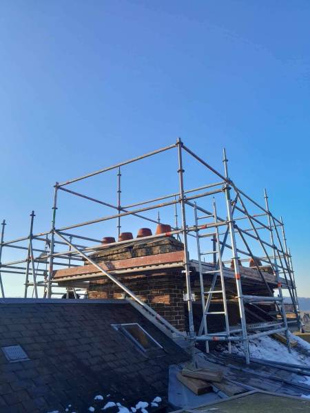 Location et montage d'échafaudage sur une maison en briques rouges pour travaux de rénovation près de Rouen