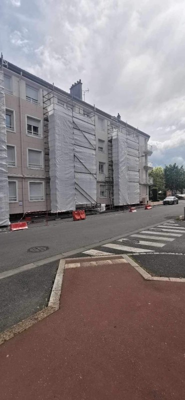 Quel échafaudage choisir pour des travaux d’isolation extérieure de copropriété en centre-ville ?