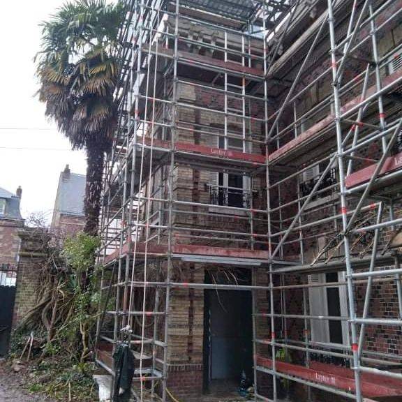 échafaudage façade brique