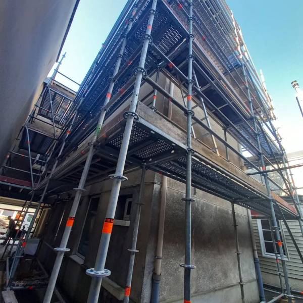 Échafaudage avec filets de protection sur une façade située à rouen